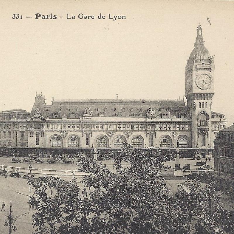 A period postcard of La Gare de Lyon train station in Paris.